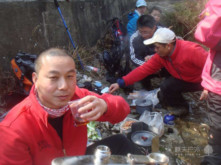 溪边酌劲酒，花间醉迷眼。