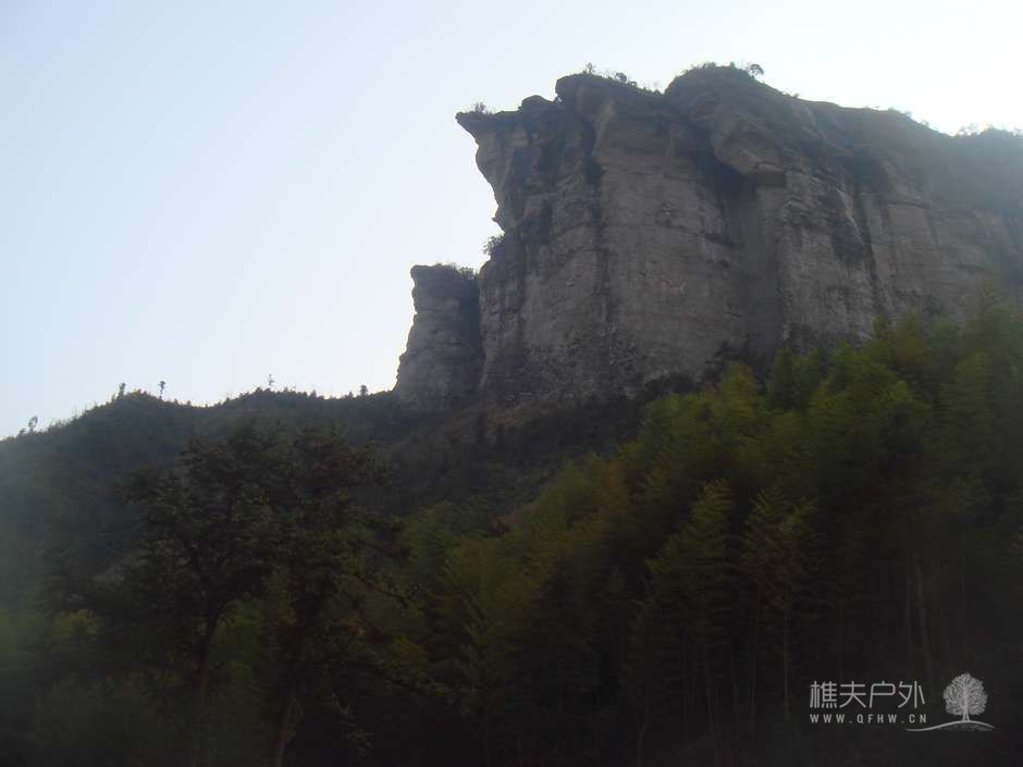 山青鸟鸣涧，风煦人悠闲。