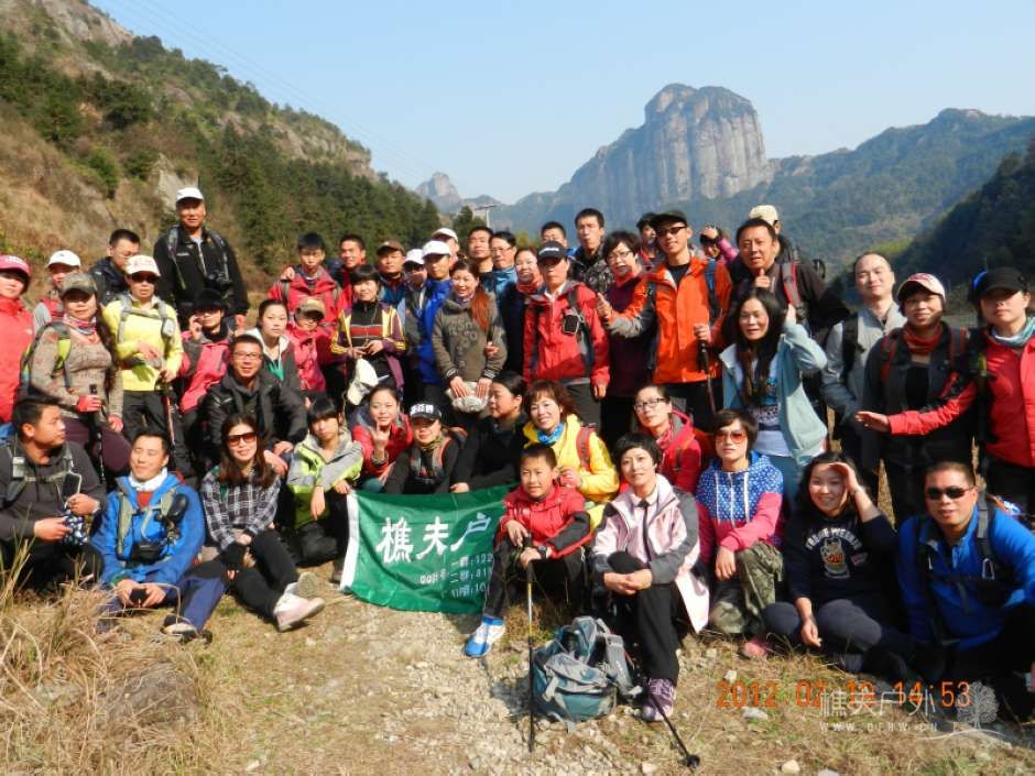 梅岙声鼎沸，红苞绽笑脸。